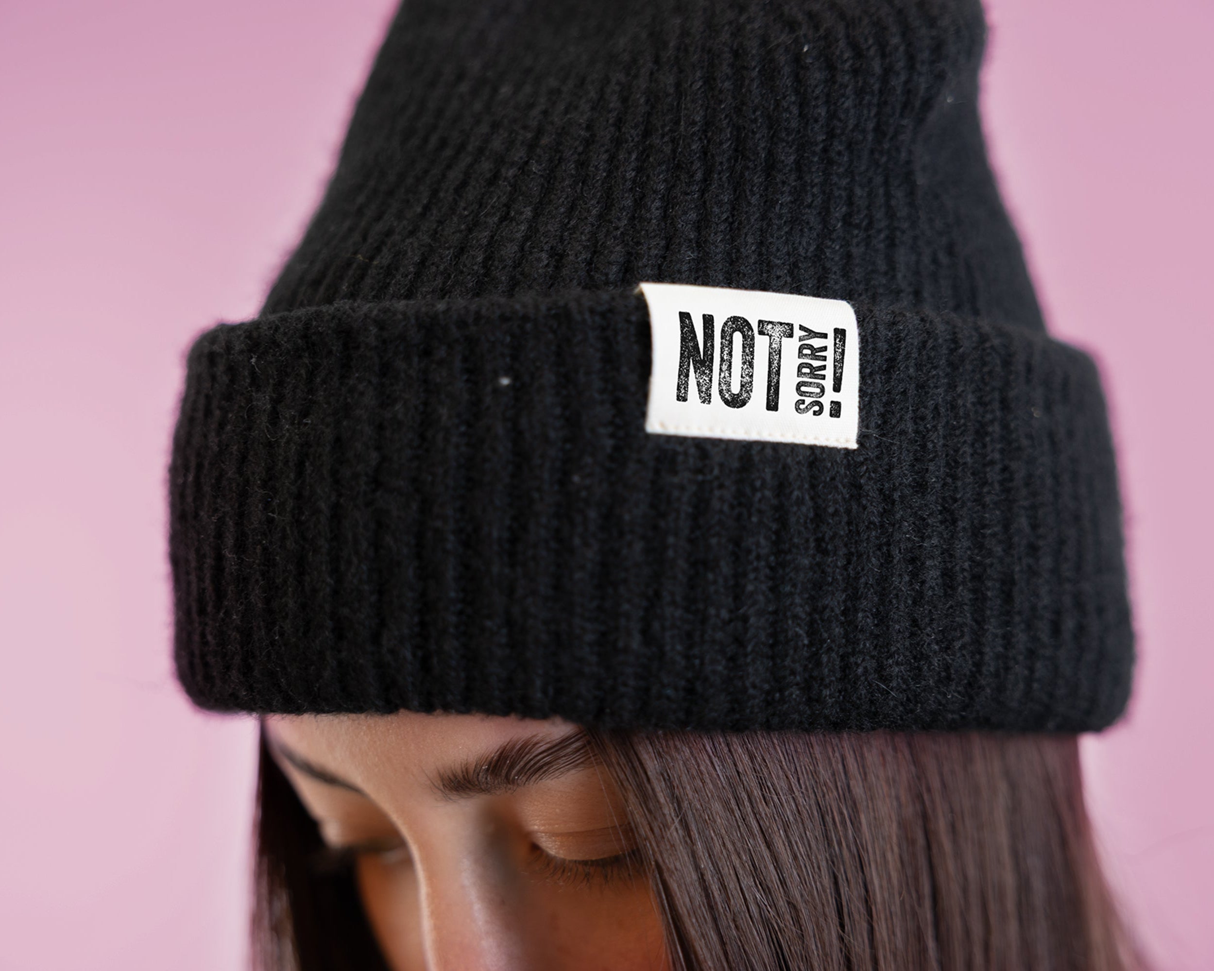 Beanie "NOT Sorry!" mit Label soft-rib